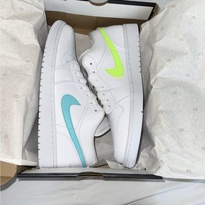 AIR JORDAN 1 LOW
WHITE/MULTI-COLOR-LIGHT AQUA
BLANC/COULEUR MULTIPLE
